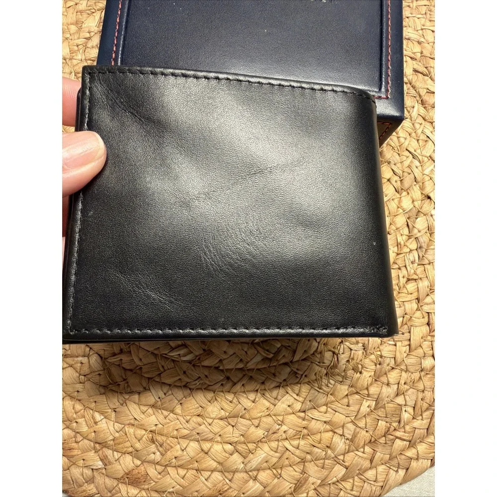 Tommy Hilfiger Men's RFID Protection Leather Wallet Bifold Brown 31HP220033